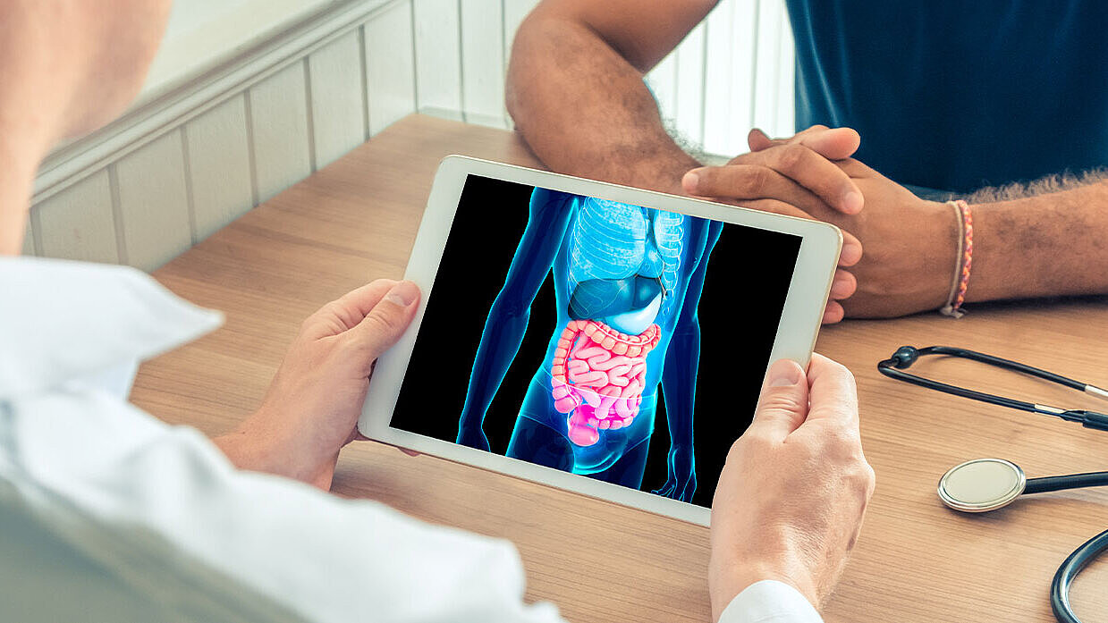 Arzt-Patienten-Gespräch an einem Tablet