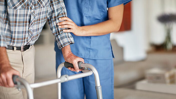 Älterer Patient mit Rollator