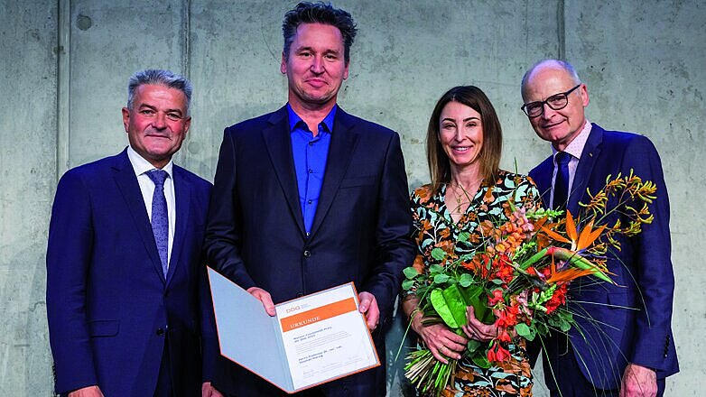 Der Werner-Creutzfeldt-Preis 2022 wurde während des DDG Kongresses verliehen. V.l.n.r.: Professor Dr. Jochen Seufert, Professor Dr. Stephan Herzig, Dr. Nicole Langwieser vom preisstiftenden Unternehmen Lilly Deutschland GmbH und DDG Präsident Professor Dr. Andreas Neu. 
