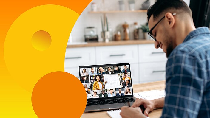 Ein junger Mann sitzt am Laptop und nimmt an einem Webinar teil. Auf dem Bildschirm sieht man die anderen Seminarteilnehmenden.