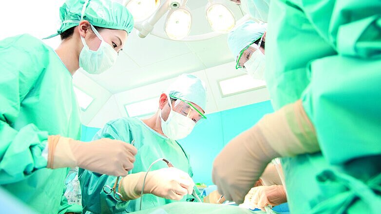 Closed Loop im OP? Vom stationären Einsatz der AID-Systeme profitieren alle, vor allem die Patient*innen durch ein besseres Outcome. 