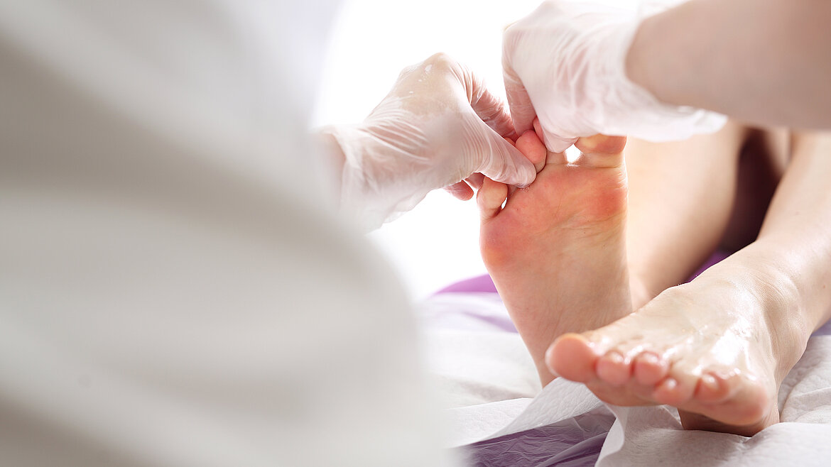 Podologe untersucht Fuß